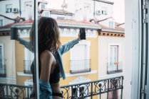Жінка в нижній білизні приймає селфі на балконі — стокове фото