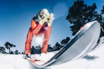 Человек, тренирующийся кататься на лыжах на зимних склонах — стоковое фото