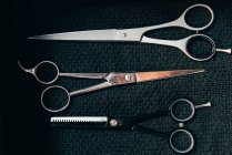 Set di varie forbici da barbiere professionali — Foto stock