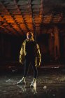 Привлекательная женщина в стильной куртке в заброшенном здании ночью — стоковое фото