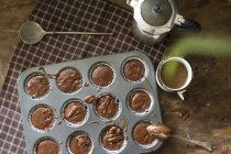 Direkt über Blick auf zum Backen zubereitete rohe Schokoladenmuffins — Stockfoto