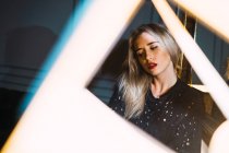 Junge blonde Frau reflektiert im Spiegel zu Hause. — Stockfoto