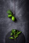 Stillleben frischer Zitronen auf dunklem Tisch. — Stockfoto