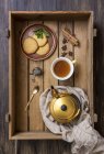 Мідь чайник з чашку зелений чай і печиво на лоток — стокове фото