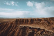 Песчаный холм с трещиной края под летним небом — стоковое фото