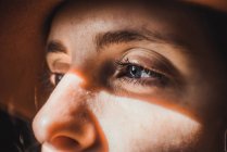 Портрет женщины с вспышками на лице — стоковое фото