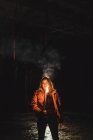 Жінка з факелом освітлення позує вночі — стокове фото