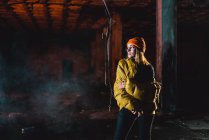 Donna in posa in giacca gialla in edificio abbandonato — Foto stock