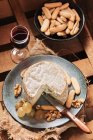 Натюрморт синього сиру з виноградом і волоськими горіхами сільський фон — стокове фото