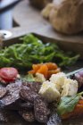 Sabrosos bocadillos de carne y verduras - foto de stock