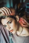 Jeune femme sensuelle aux cheveux roses regardant la caméra . — Photo de stock
