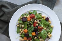 Безпосередньо над тарілкою зі свіжим овочевим салатом — стокове фото