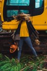 Frau schüttelt im Wald Haare gegen Traktor — Stockfoto