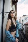 Bruna donna in lingerie in posa sul balcone — Foto stock