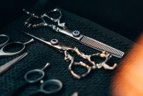 Набір прикрашених професійних ножиць для перукарів — стокове фото