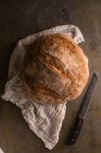 Прямо над видом свежеиспеченного хлеба на полотенце — стоковое фото