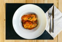 Фаршированный перец с соусом на тарелке — стоковое фото