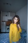 Hübsche Frau im Pullover posiert zu Hause — Stockfoto