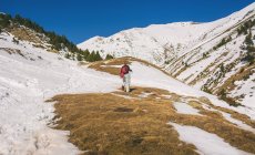 Escursionista a piedi in montagna nella giornata di sole — Foto stock