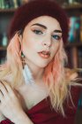 Retrato de mulher atraente com cabelo rosa — Fotografia de Stock