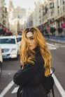 Блондинка вдумлива жінка позує на дорозі — стокове фото
