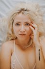 Портрет чуттєвої блондинки лежить на ліжку — стокове фото