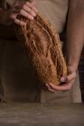 Crop mains masculines tenant du pain fraîchement cuit — Photo de stock