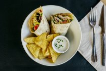 Tacos con carne, verdure e nachos in piatto — Foto stock