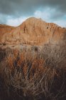 Отдаленный вид скалы из песчаника под драматическим небом — стоковое фото