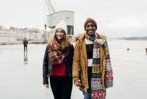 Giovane coppia in piedi in porto e guardando la fotocamera — Foto stock