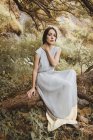 Zarte brünette Frau posiert Baumzweig an der Natur — Stockfoto