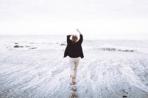 Двойное воздействие женщины на береговую линию океана и волны — стоковое фото
