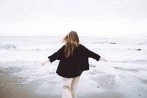 Visão traseira da mulher na costa do oceano — Fotografia de Stock