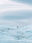 Неузнаваемый турист, идущий по горе, покрытой снегом . — стоковое фото