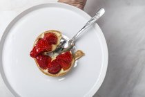 Torte mit roten Erdbeeren auf Teller — Stockfoto