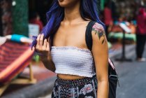 Frau mit lila Haaren auf der Straße — Stockfoto