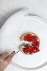 Ernte Hand nimmt Stück Torte mit roten Erdbeeren — Stockfoto
