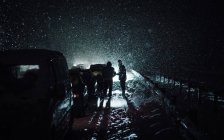 Voitures coincées dans la neige la nuit — Photo de stock