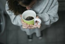 Erntefrau steht und trinkt Kaffee — Stockfoto