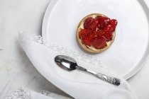 Крупный план пирога с красной клубникой и ложкой — стоковое фото