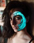 Frau mit Leuchtfarbe im Gesicht — Stockfoto