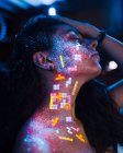 Женщина-геймер с флуоресцентной краской и фигурками тетриса — стоковое фото