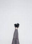 Gambe nel grano in stivali alla moda a parete — Foto stock