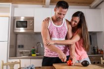 Abraçando casal cozinhar jantar em casa — Fotografia de Stock