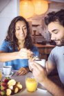 Felice coppia che fa colazione insieme — Foto stock