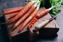 Свіжа нарізана морква в дерев'яній обробній дошці — стокове фото