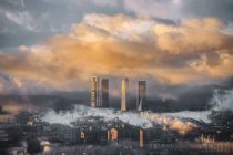 Fernsicht auf Wolkenkratzer in malerische Sonnenuntergangswolken gehüllt — Stockfoto