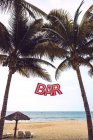 Señal de bar rojo entre dos palmeras en la playa de arena . - foto de stock