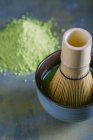 Preparare il tè matcha con frusta di bambù — Foto stock