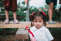 Laos, 4000 Inseln: Mädchen in Schuluniform runzelt die Stirn und blickt in die Kamera. — Stockfoto